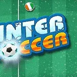 Teksten Winter Soccer i isete bokstaver på en grønn bakgrunn med en fotball og to flaggballer