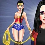 To kvinnelige figurer i superheltkostymer, den ene med mørkt, rett hår og den andre med langt flettehår og gyllen lasso