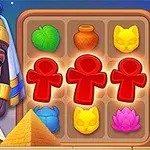 Kvinne med egyptiske hodeplagg ved siden av et brettspill med fargerike egyptiske symboler