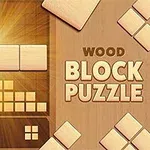 Trebiter i forskjellige størrelser og former er arrangert mot en bakgrunn med teksten Wood Block Puzzle på høyre side