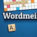 Brikker med bokstaver på et brettspill og ordet Wordmeister i hvit tekst på blå bakgrunn