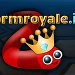 En rød orm med en krone og store øyne på en mørk bakgrunn med teksten wormroyale