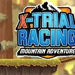 En motorsyklist i terreng kjører over en plattform i en skog med en logo for X-Trial Racing Mountain Adventure ved siden av
